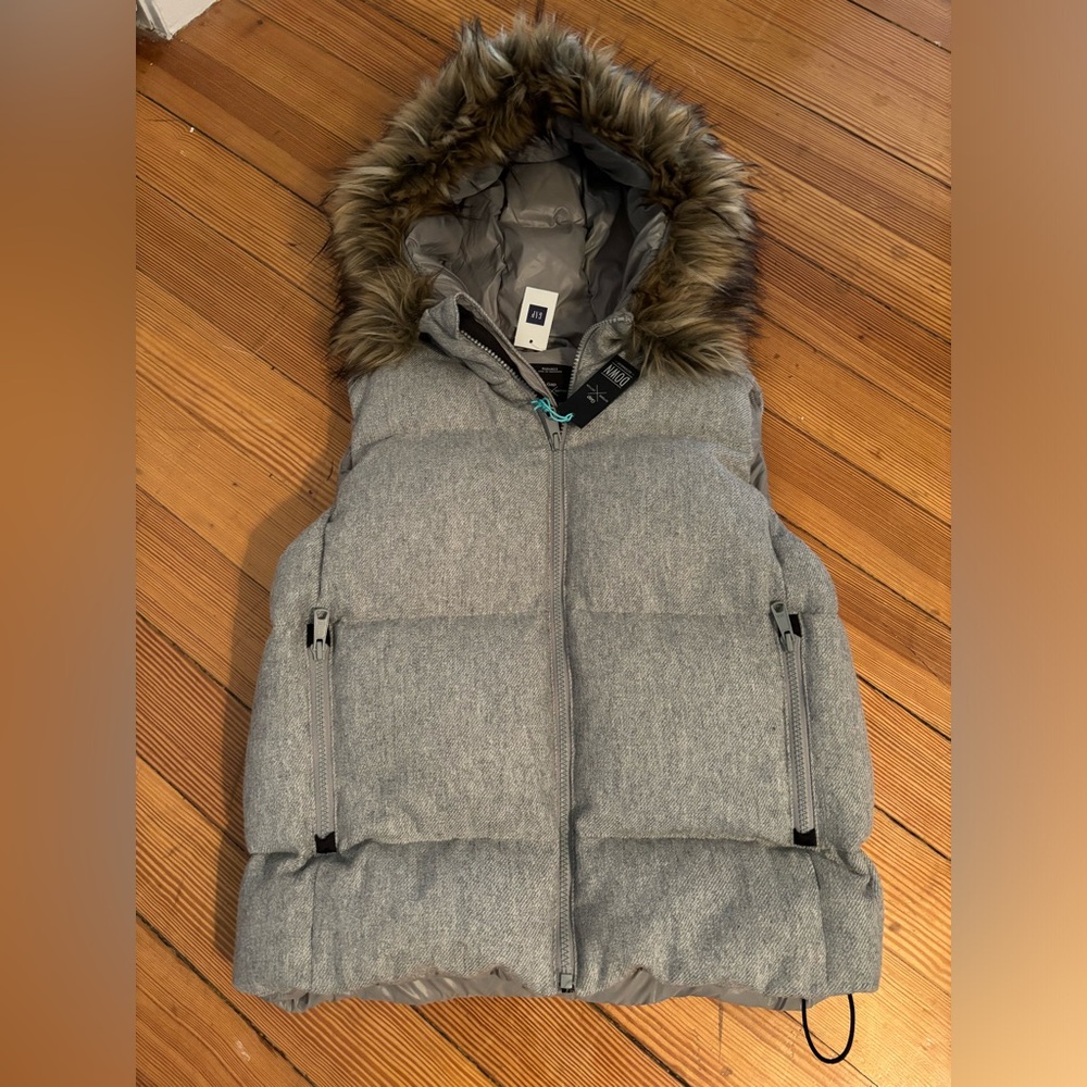 Gap NWT grey Down vest with fur trim. Size Small. So cute!